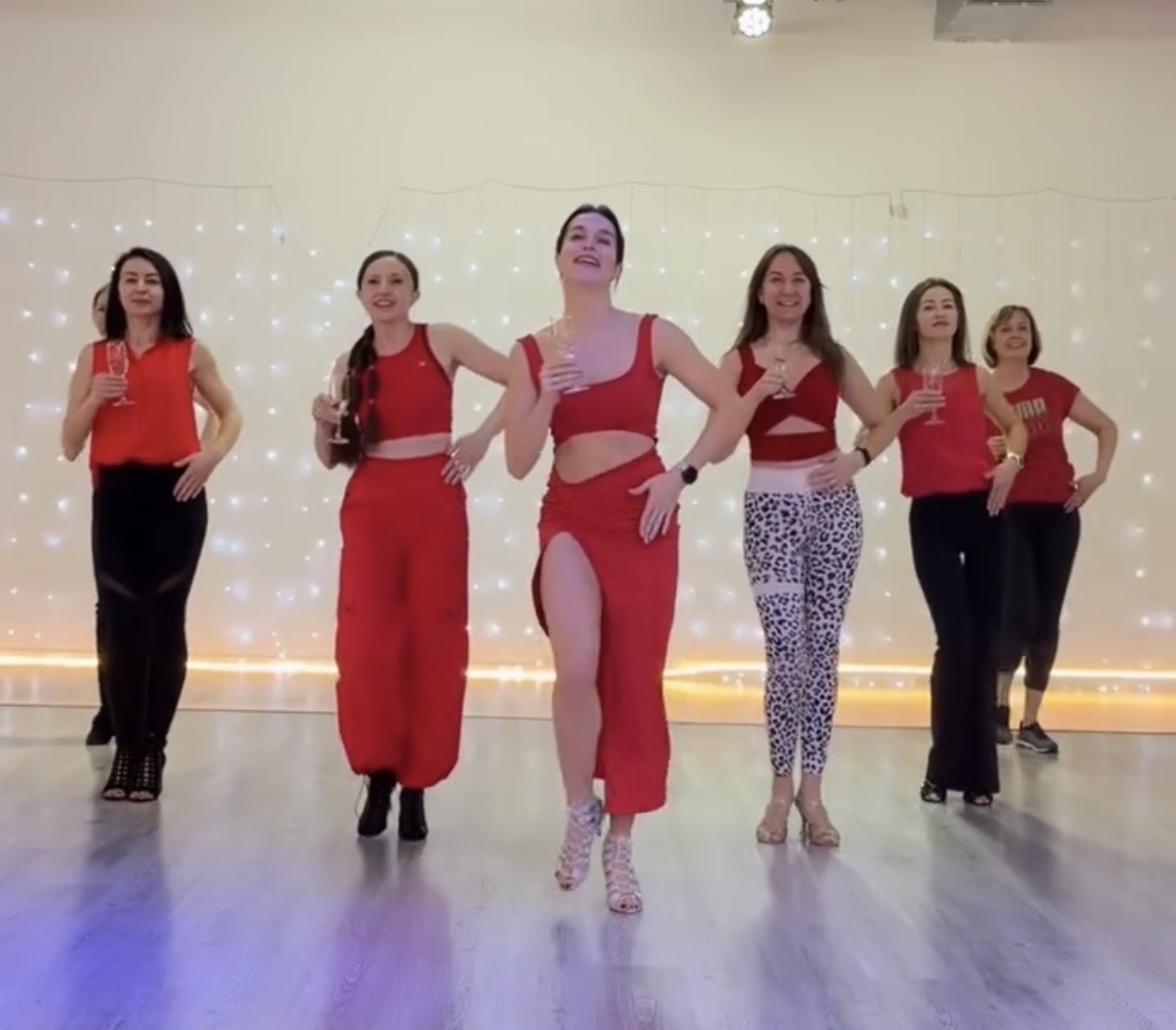 Участницы KIVA Dance танцуют вместе